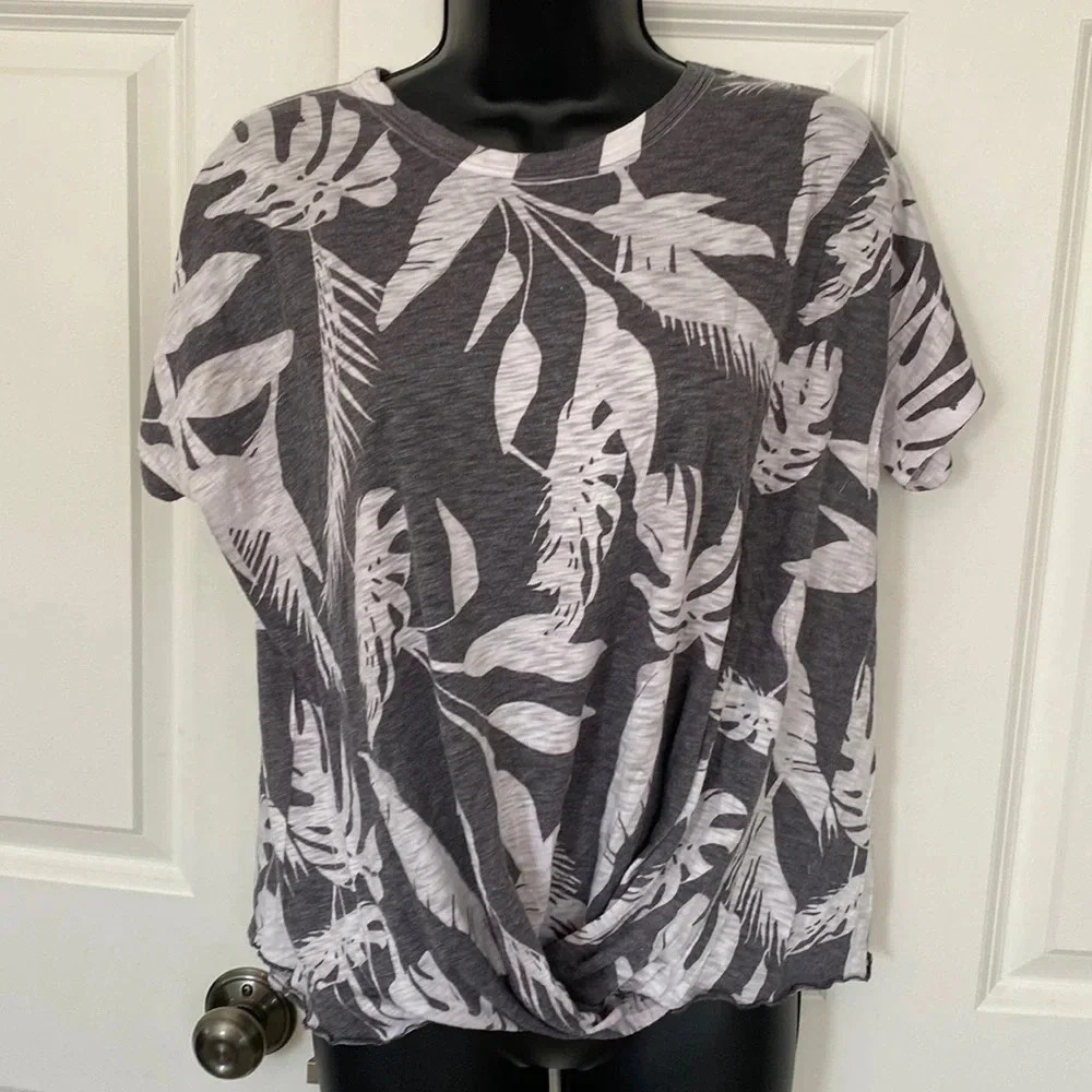 Tryst brown leaf shirt size small T shirt short sleeve cotton